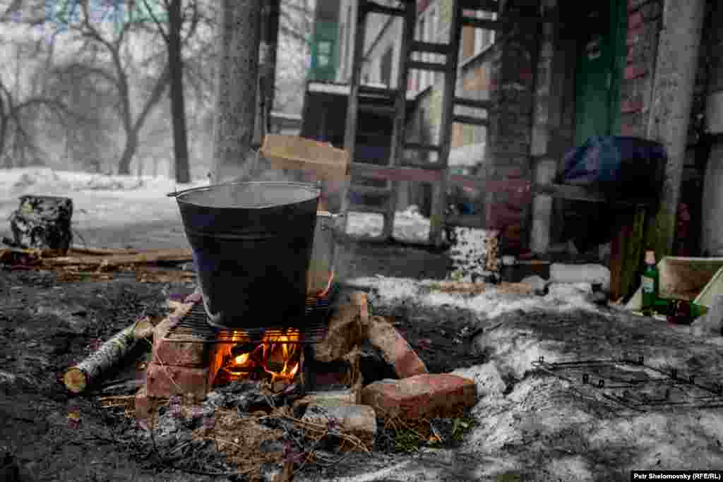 Набрать снега и растопить его – еще один способ найти воды в городе, где водопровод перебит обстрелом.  