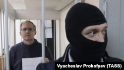 Пол Уилан (на заднем плане) во время судебного заседания