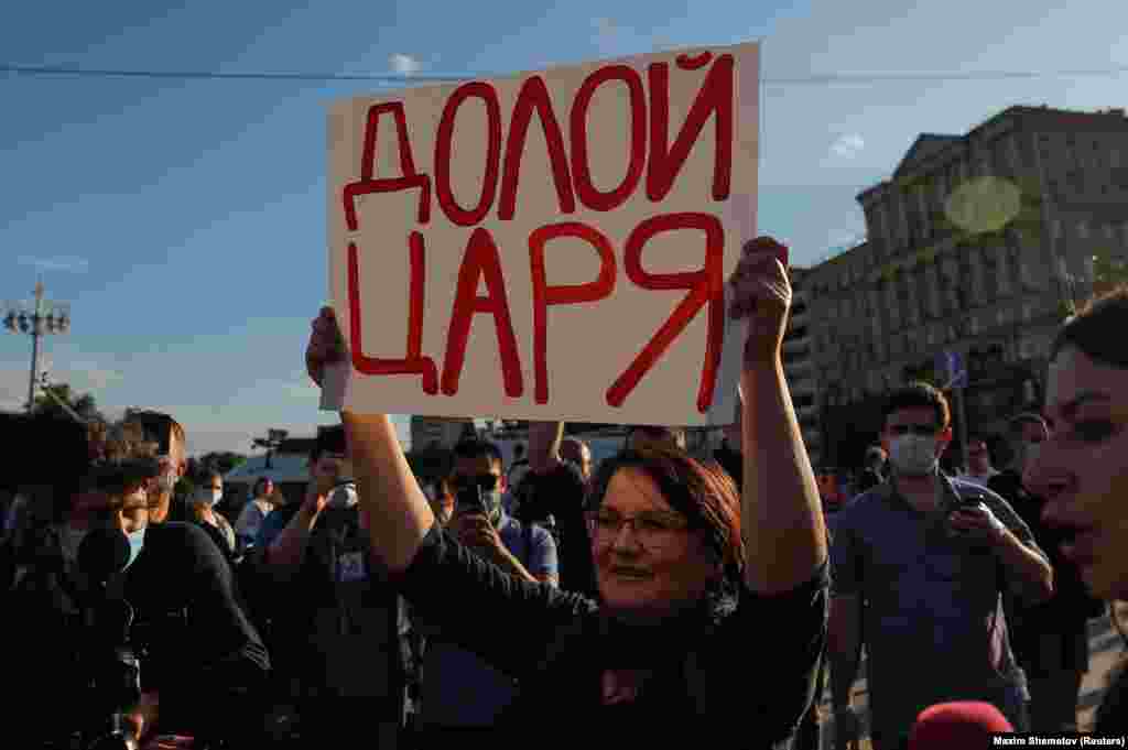 1 июля завершился референдум по поправкам к Конституции РФ. Изменения в основном законе "обнулили" срок пребывания Владимира Путина на посту президента и позволили ему, в теории, оставаться в Кремле до 2036 года. Поправки к Конституции вызвали протесты во многих регионах России. На фотографии – муниципальный депутат Юлия Галямина. В конце июля против Галяминой возбудили уголовное дело за то, что, по версии следствия, в начале июля она разместила в интернете призыв к участию в незаконном массовом мероприятии в центре Москвы – акции против поправок к Конституции. 23 декабря суд приговорил Галямину к 2 годам лишения свободы условно.