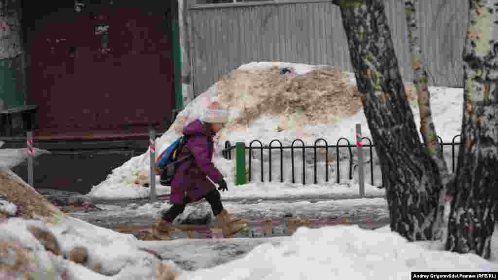 Ещё парочка дворов в 10 микрорайоне и близ ТРЦ "Франт". Снежные горы в каком-то смысле даже выручают: если они хорошо утрамбованы, карабкаясь по ним, можно вполне обойти непроходимые лужи. Напоминает похождения хоббита Фродо сотоварищи, не правда ли?  