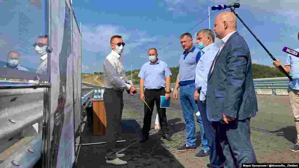 27 липня 2020 року на півострів із ревізією прибув заступник голови уряду Росії Марат Хуснуллін (його ще називають «куратором» Криму). Траса «Таврида» була одним із місць, куди Хуснуллін приїхав із перевіркою. «Уже високий ступінь готовності. Сподіваюся здамо раніше терміну!» – написав він у себе на сторінці в Twitter. Хуснуллін також припустив, що в майбутньому, у міру експлуатації траси й з урахуванням ситуації з аварійністю, варто переглянути питання максимальної дозволеної швидкості руху на «Тавриді». «Вважаємо, що сьогодні якість дороги дозволяє їхати зі швидкістю 110 кілометрів на годину», – заявив чиновник журналістам у Сімферополі. На російському ТБ тим часом трасу «Таврида» назвали «комфортною, а головне – безпечною»