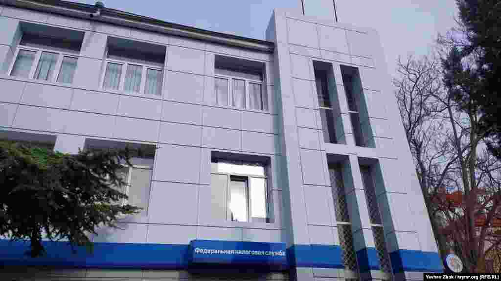 Сейчас здание полностью занимают российские ведомства: в левом крыле сейчас располагается российская районная прокуратура, в правом – федеральная налоговая служба