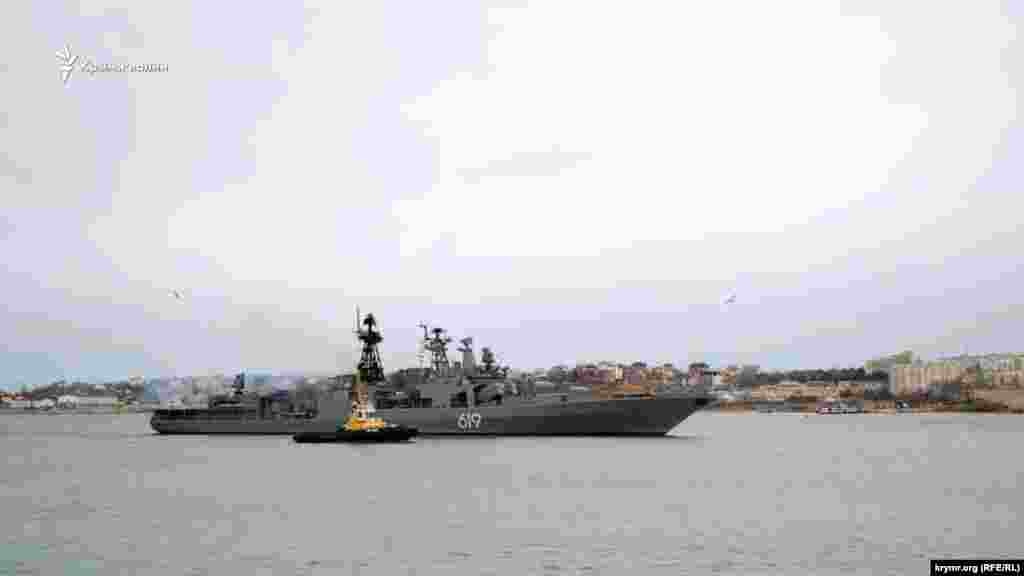 Как боевой корабль России заходил в Севастополь, можно увидеть тут  