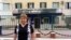 Елена Барзукаева у РОВД по Советскому району Махачкалы