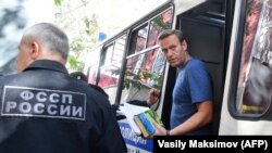 Алексей Навальный перед зданием Тверского суда, 27 августа 2018 года