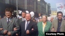 Марина Салье (вторая справа), ученый и политик, автор доклада о деятельности премьера Владимира Путина в начале его карьеры в мэрии Петербурга