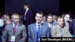Георгий Бовт (справа) рядом с Михаилом Прохоровым на съезде "Правого дела" 25 июня 2011. Между ними Андрей Богданов