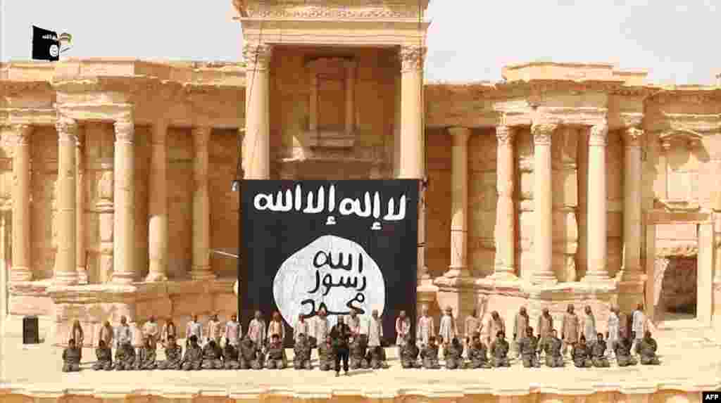 Накануне массовой казни солдат сирийской армии боевиками ИГ в Пальмире, 2015 год  