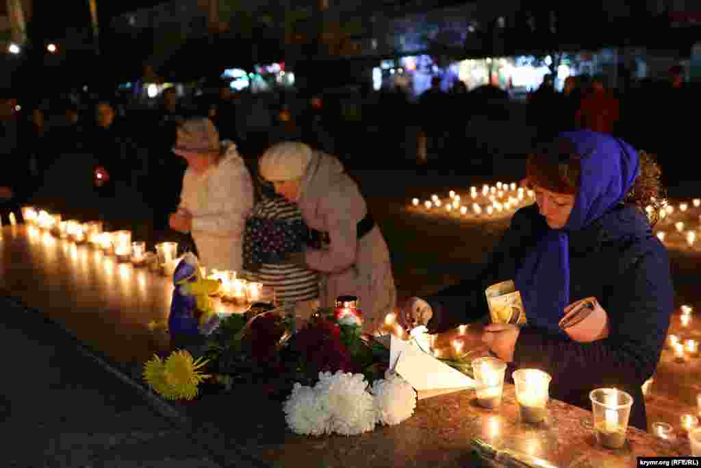 Акция памяти в Симферополе, посвященная погибшим пассажирам рейса «7K9268», 1 ноября 2015 года