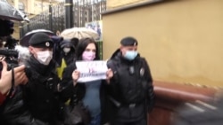 Изоляция в автозаке: в Москве — десятки задержанных Изоляция в автозаке: в Москве — десятки задержанных