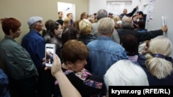 Симферополь, живая очередь внутри Госкомреестра, архивное фото