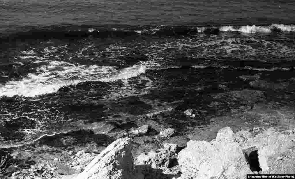 Море вблизи Херсонеса. В 2012 году ученые отдела подводной археологии национального заповедника «Херсонес Таврический» совершили исследование морского дна в административных границах всего Севастополя. Со дна моря они подняли артефакты Средневековья: 12 каменных якорей весом до 60 кг