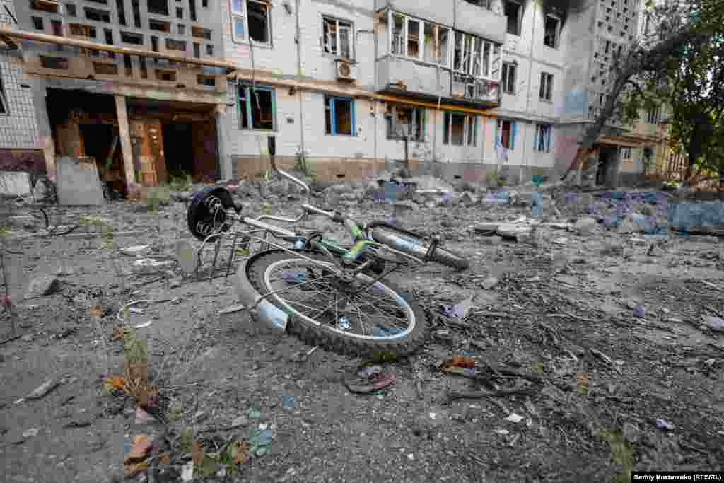 O bicicletă în Vuhledar, în regiunea Donețk din Ucraina. Acest oraș mic cu clădiri cu mai multe etaje este situat pe un deal, ceea ce a oferit armatei ucrainene avantaje în luptă și a făcut posibilă respingerea atacurilor mecanizate. 