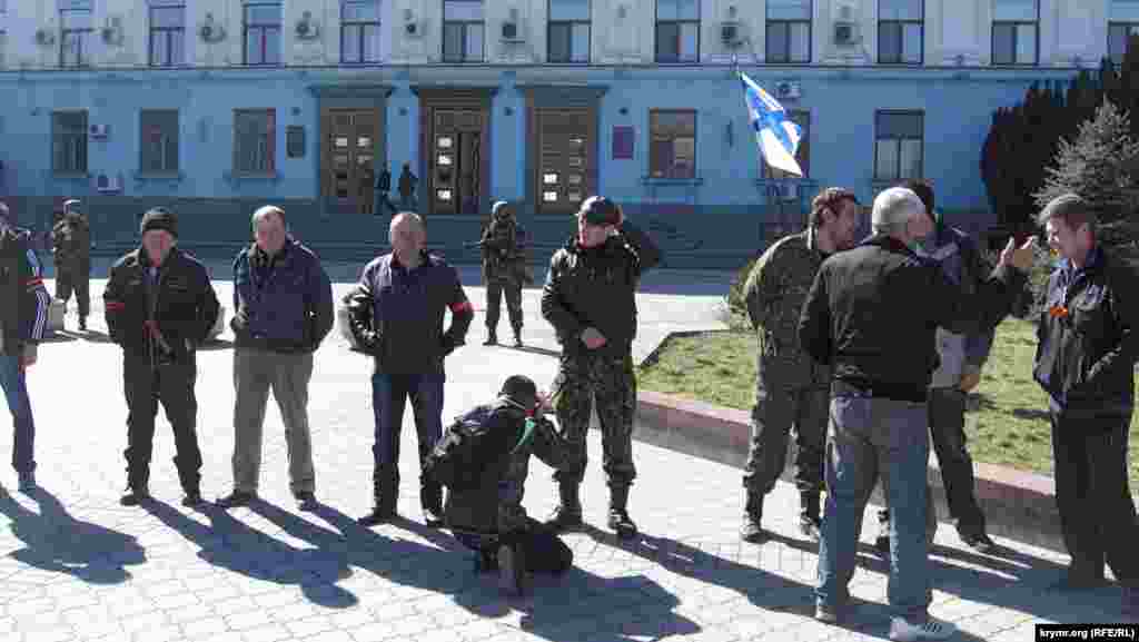 Журналістами дозволяють знімати спеціально поставлені сцени «російської весни», де все продумано: композиція, учасники, антураж. Гранатомет за спиною спецназівця в цій ситуації є лише знімальним реквізитом.