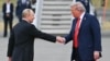 Președintele american Donald Trump îl întâmpină pe președintele rus Vladimir Putin înaintea întâlnirii lor de la Anchorage, în august.