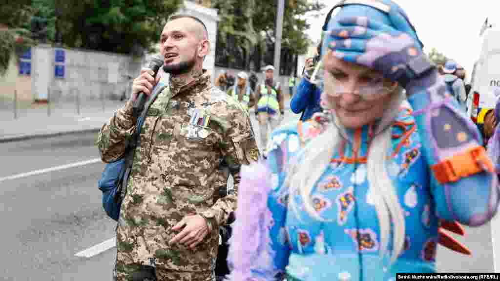 У ході взяли участь близько 20 військових, представників ЛГБТ+, батьки дітей ЛГБТ