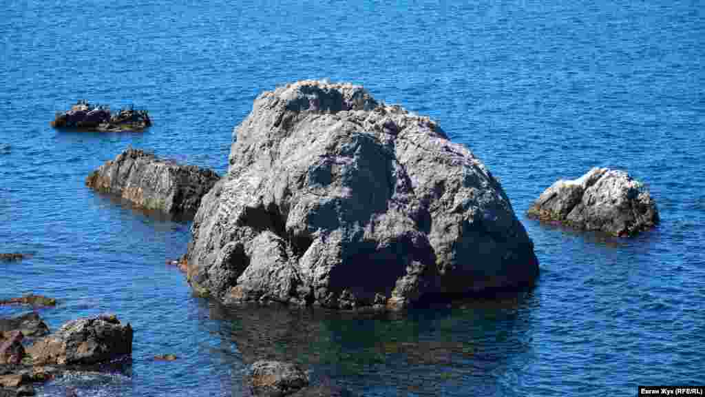 Живописные скалы в море – одна из достопримечательностей бухты Ласпи