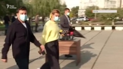 Выборы в Украине: как голосовал президент Зеленский и его родители (видео) Выборы в Украине: как голосовал президент Зеленский и его родители (видео)