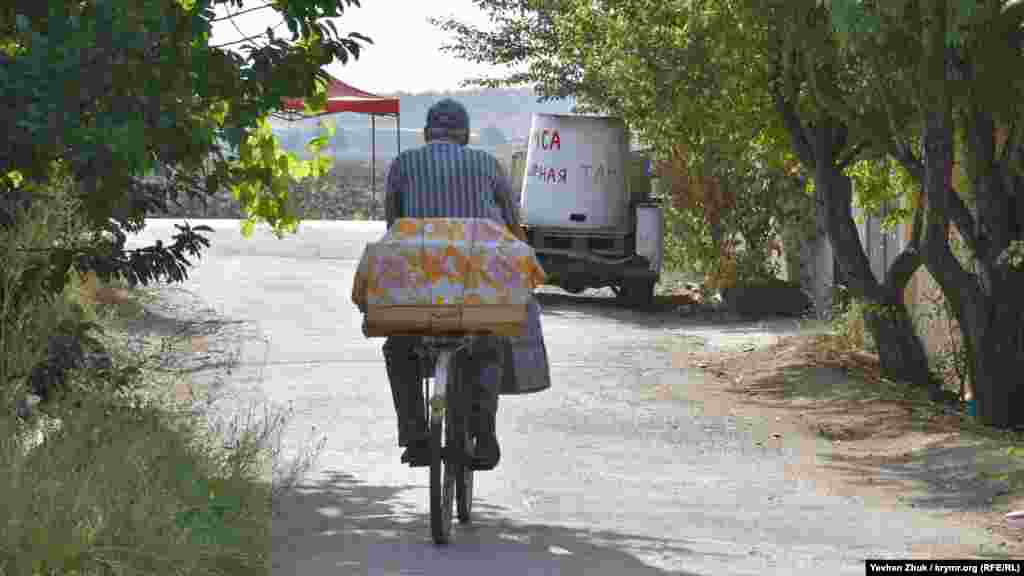 Велосипед – один из основных видов личного транспорта в Угловом, которое протянулось более чем на 3,5 километра