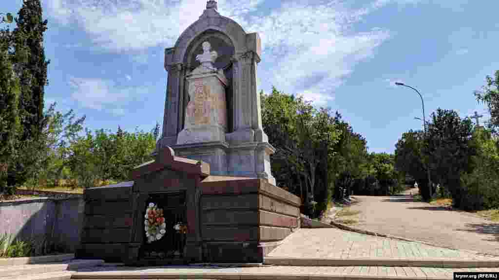 Могили, що знаходяться на Братському кладовищі, є пам'ятником історії, але поступово руйнуються, стверджує виконавчий директор Українського національного комітету Міжнародної ради з питань пам'яток і визначних пам'яток (ICOMOS) ЮНЕСКО Олена Сердюк. «Якщо є надгробні споруди, то це пам'ятники історії і архітектури. Але, в даному випадку, мова йде, перш за все, про історичну пам'ять і про історію самого Криму. Незалежно від того, – це Кримська війна чи Друга світова – ці могили є свідченням історії Криму і є пам'ятками історії. Це означає, що реставрувати цвинтар має держава. За міжнародним правом, а саме – другим протоколом Гаазької конвенції – це обов'язок Росії – країни, яка окупувала Крим», – пояснила експерт