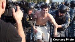 Денис Луцкевич на Болотной площади во время задержания, 6 мая 2012 года