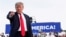 Дональд Трамп во время ралли в Веллингтоне