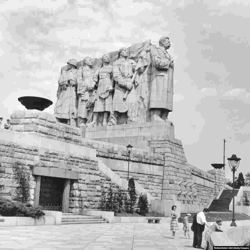 Памятник Сталину, сфотографированный летом 1960 года. Гранитно-бетонный гигант стоял здесь с 1955-го по 1962 год, пока его не разрушили во время «десталинизации» в Советском Союзе