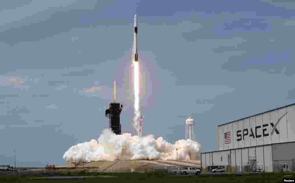 Запуск SpaceX Crew Dragon. Ракета Falcon 9 із космічним кораблем Crew Dragon приватної американської кампанії SpaceX та двома астронавтами NASA Дуґом Герлі та Бобом Бенкеном на борту стартувала з космодрому на мисі Канаверал, Флорида, 30 травня