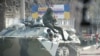 Российские военные без опознавательных знаков блокируют украинских морпехов в Керчи. Крым, 13 марта 2014 года