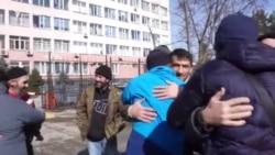 Активисты на свободе: в Симферополе освободили четверых крымчан (видео) Активисты на свободе: в Симферополе освободили четверых крымчан (видео)
