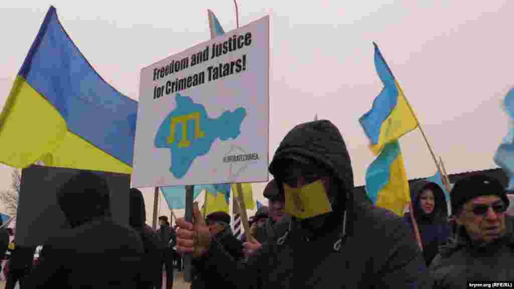 Участники акции надели повязки с надписью «NO» и держат плакаты с текстом: «Если ты предатель – голосуй, и от России получишь …», «Крымчанин, бойкотируй беспредел на украинской земле», «Не дай поставить себя на колени», «Крым – это Украина» и другие