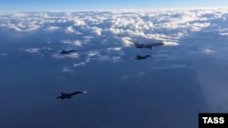 Первая группа российских самолетов в составе Ту-154 и многофункциональных бомбардировщиков Су-34 во время перелета с авиабазы Хмеймим в пункты постоянного базирования на территории России. 15 марта 2016 года.