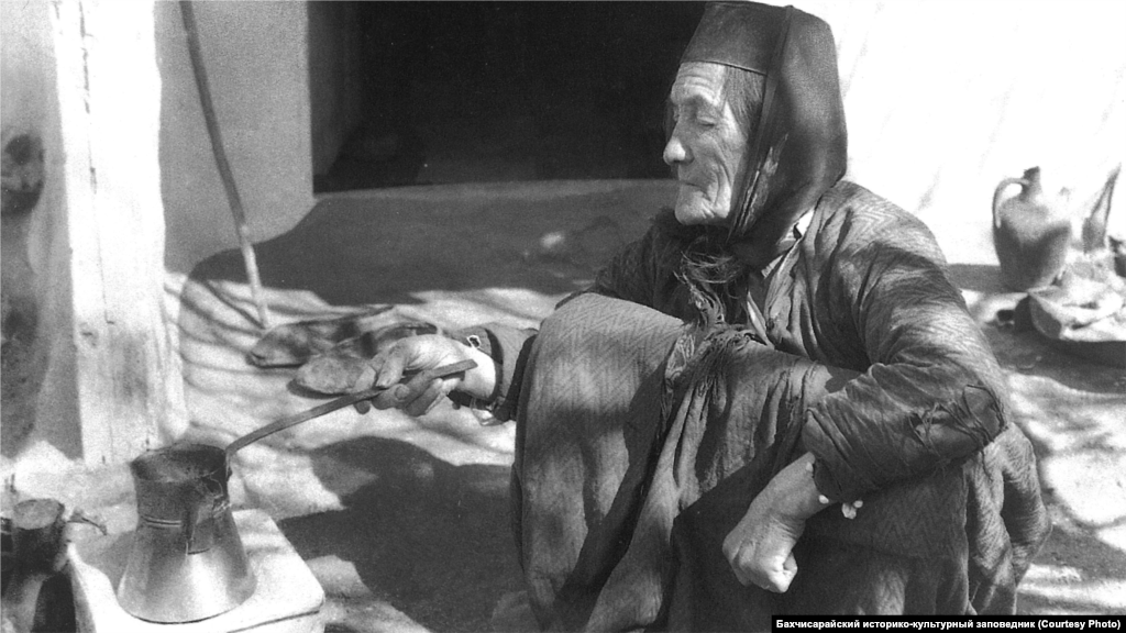 Приготовление кофе. Бахчисарай, 1920-ые. Кофе – основополагающий элемент не только крымскотатарской кухни, но и культуры в целом. Для его приготовления пользовались ручной кофеваркой, в каждом доме на столе стоял кофейник. К кофе предлагали халву, а также разнообразные варенья. В конце XIX века в Бахчисарае было 62 кофейни