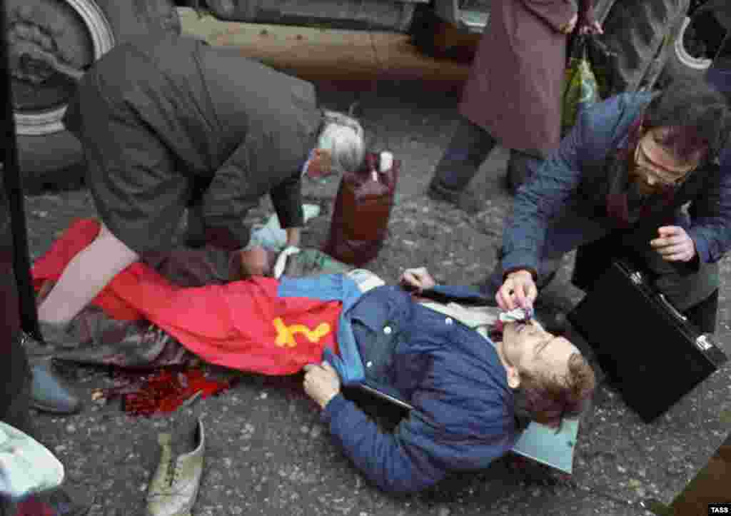 Yeltsin's Interior Ministry estimated that around 600 heavily armed men had taken up the defense of the parliament building by the night of October 3. On October 3, pro-parliament demonstrators broke through police lines surrounding the parliament building. Yeltsin declared a state of emergency in Moscow.
