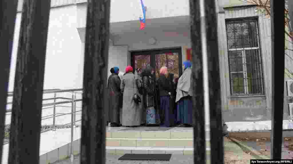 Суд продовжив обвинуваченим арешт на півроку – до 27 травня. Перше попереднє засідання відбудеться вже в Ростові-на-Дону – попередньо 11 грудня