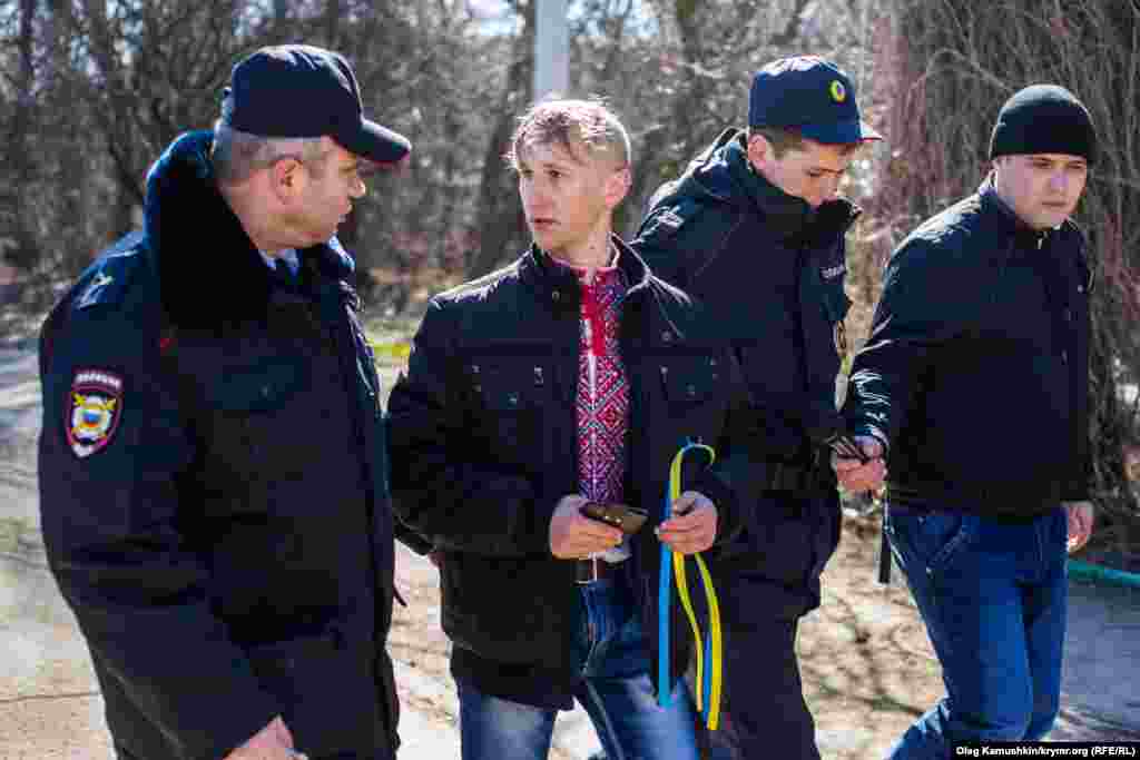 Полиция задержала троих участников митинга 