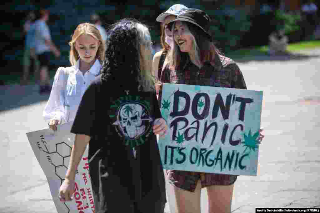 «Don't panic it's organic» – жартівливий плакат однієї з учасниць мітингу