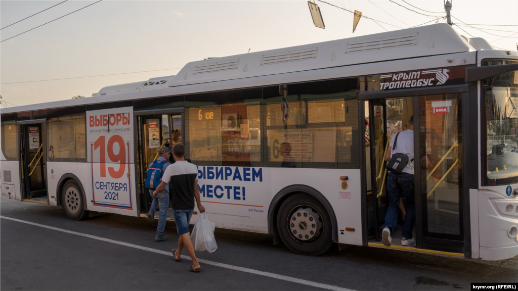 Агитация на электробусе №6, который делает остановку на площади имени Амет-Хана Султана