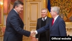 Президент Украины Виктор Янукович, бывший президент Польши Александр Квасьневский и бывший глава Европарламента Пэт Кокс