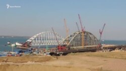 В Керчь прибыла вторая плавучая платформа для доставки в фарватер арок моста (видео) В Керчь прибыла вторая плавучая платформа для доставки в фарватер арок моста (видео)