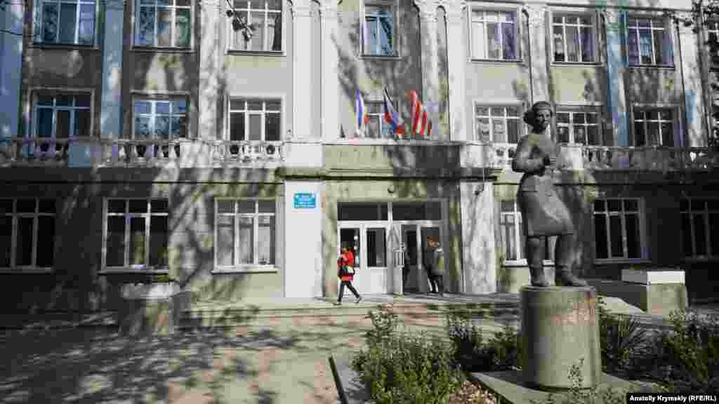 В ближайшей к колледжу средней школе №17 занятия проходили в закрытом режиме, ученикам запретили общаться с медиа. Некоторые родители в четверг не пустили детей в школу. По рассказам очевидцев, почти пустовала школа №12. Накануне российский глава Крыма Сергей Аксенов заявлял, что все школы возьмет под охрану Росгвардия, однако с утра и позже этого никто не видел