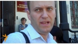 Алексей Навальный и уличный музыкант у суда в Кирове Алексей Навальный и уличный музыкант у суда в Кирове