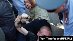 Сергея Удальцова задержали почти сразу после появления на площади.