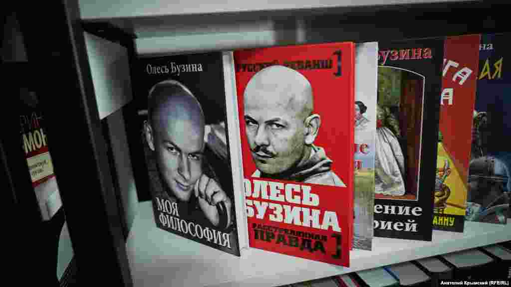 Продавець магазину «Преса» розповіла, що протягом 2015-2016 років у старому аеропорту книги українського письменника Олеся Бузини гості Криму «брали мало не нарозхват»