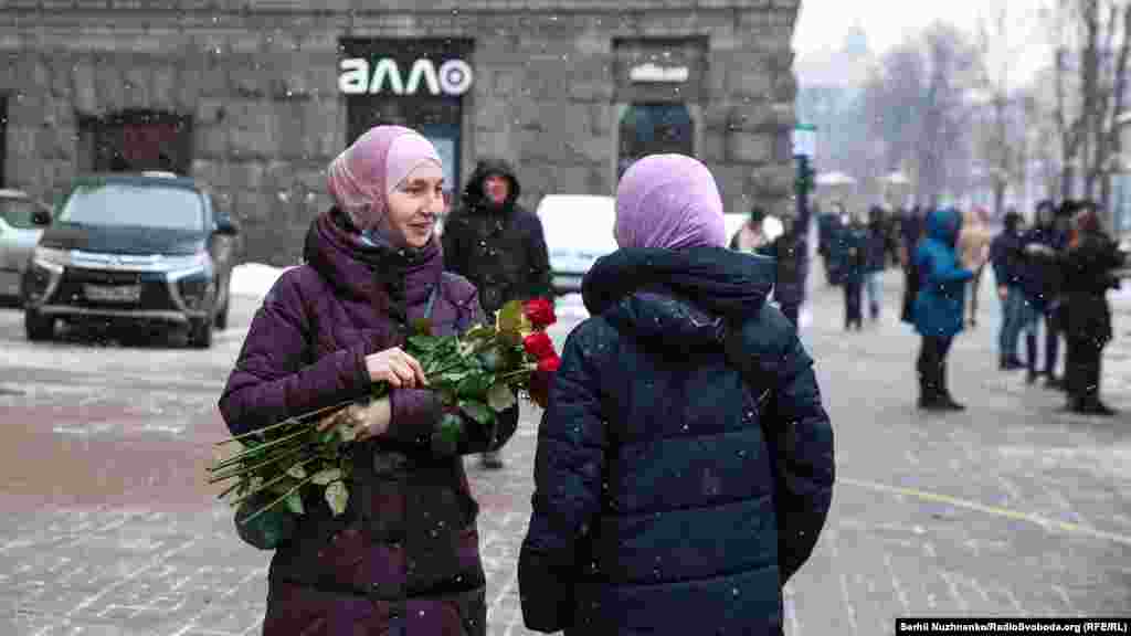 Многие называют хиджаб паранджой. Но это не более чем распространенное заблуждение. Паранджой следует называть тот убор, который надевают в Саудовской Аравии – он черного цвета и закрывает все лицо, оставляя открытыми только глаза