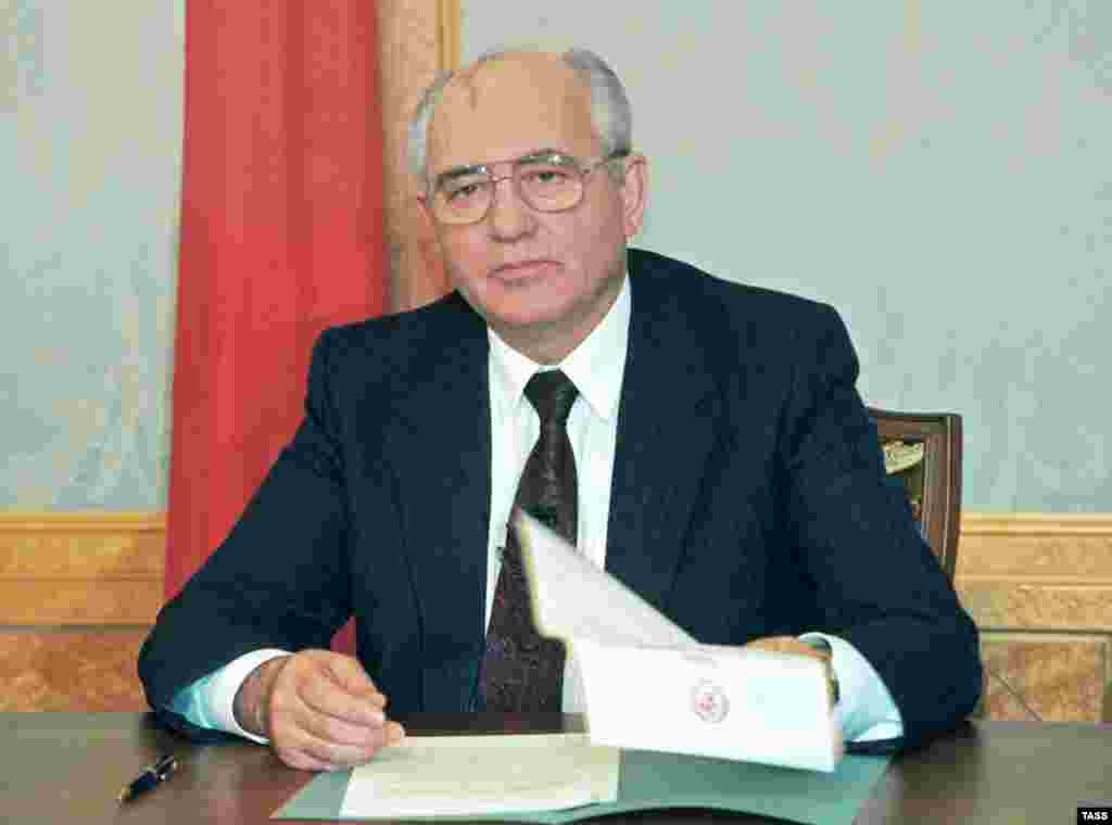 Декабрь 1991 года. Михаил Горбачев подает в отставку с поста президента СССР – страны, которая к тому моменту перестала существовать. Лауреат Нобелевской премии мира (1990), всегда пользовавшийся большей популярностью на Западе, чем в собственной стране, до конца верил в возможность реформирования коммунистической системы. Однако начатые им преобразования быстро вышли из-под контроля.    