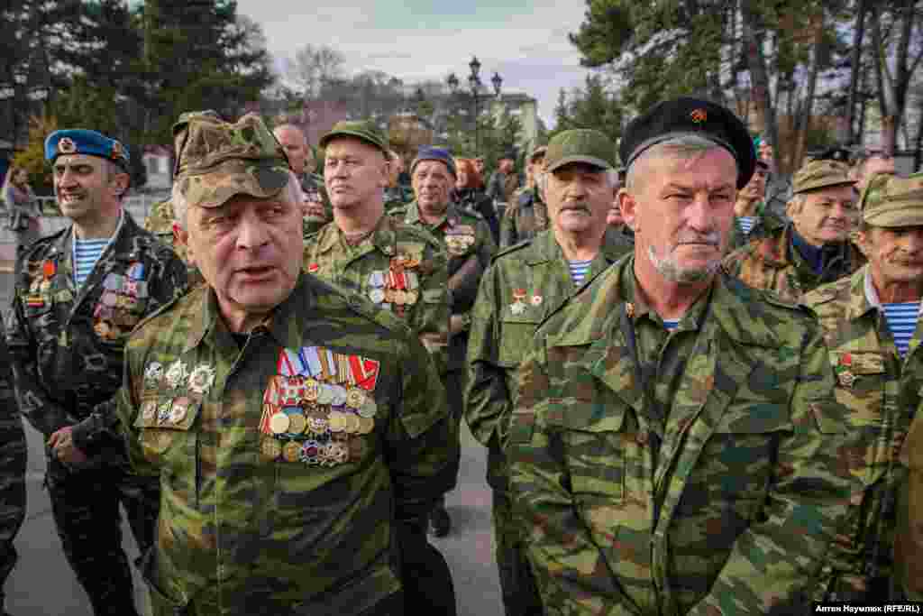 Для участия в шествии построились бойцы "Самообороны Крыма", вооруженного формирования, созданного для помощи российским вооруженным силам в Крыму в 2014 году