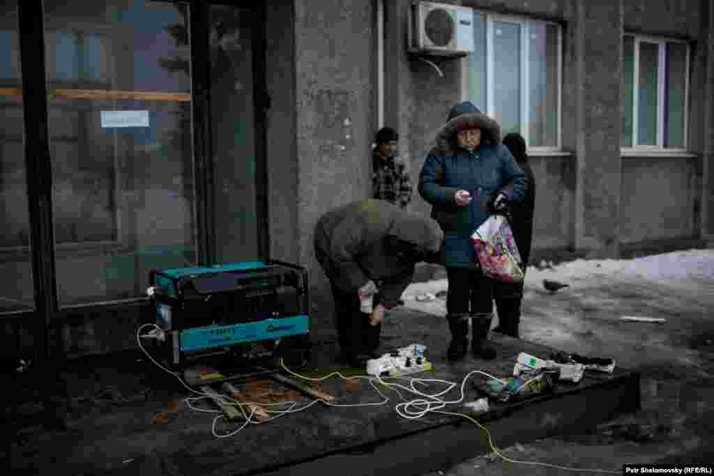 Чтобы зарядить мобильные телефоны, местные жители используют дизельный генератор.  
