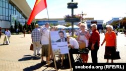 Збор подпісаў для рэгістрацыі кандыдатаў на ўдзел у прэзыдэнцкай выбарчай кампаніі. Менск, 15 жніўня 2015 году