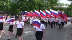 Севастополь: дети вышли на парад с российскими флагами (видео) Севастополь: дети вышли на парад с российскими флагами (видео)